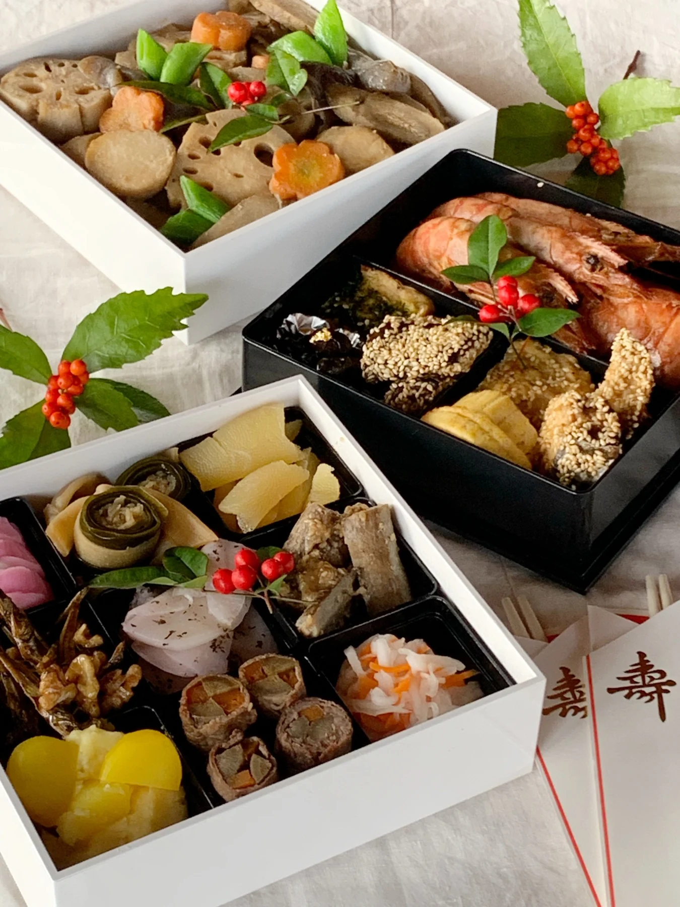 海老や伊達巻、黒豆などの手作りおせち料理