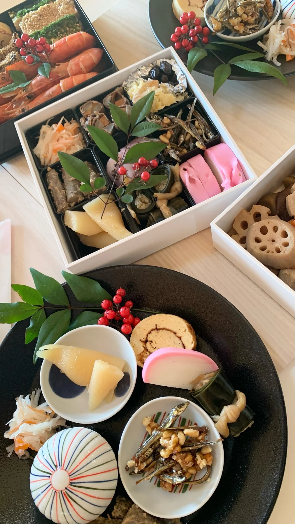 手作りのおせちをお皿に盛り付けたお正月の食卓